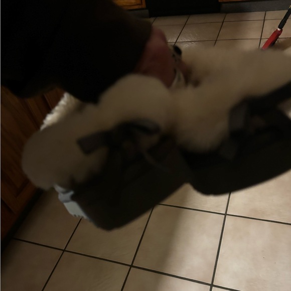 UGG Slippers/Shoes Women’s - Picture 2 of 12